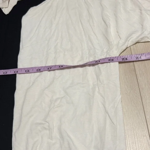 3/$10 Chico's Monochrome V-Neck Long Sleeve Top - Picture 5 of 8